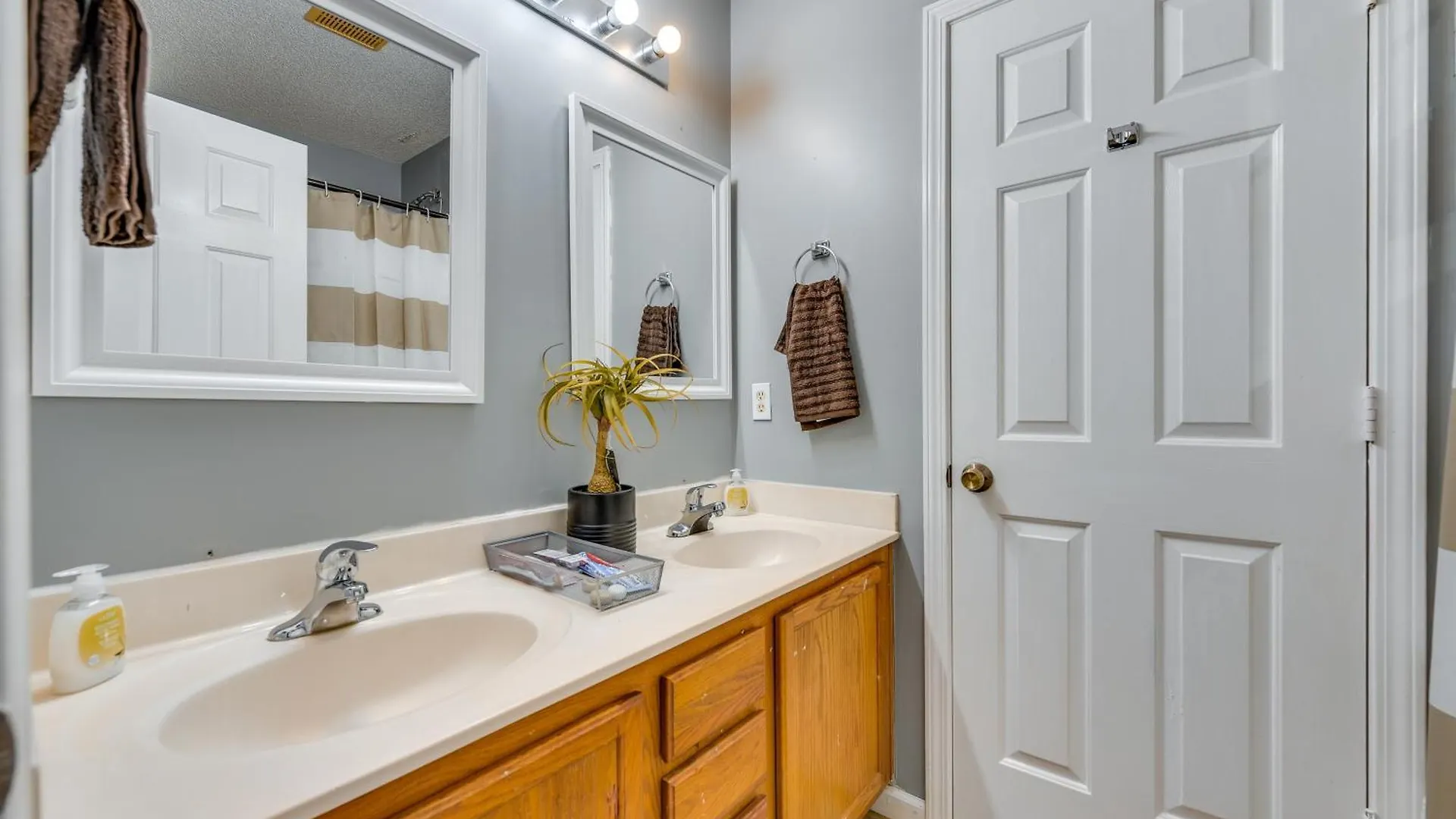 Дом отдыха Uptown Charlotte Townhome With Hot Tub