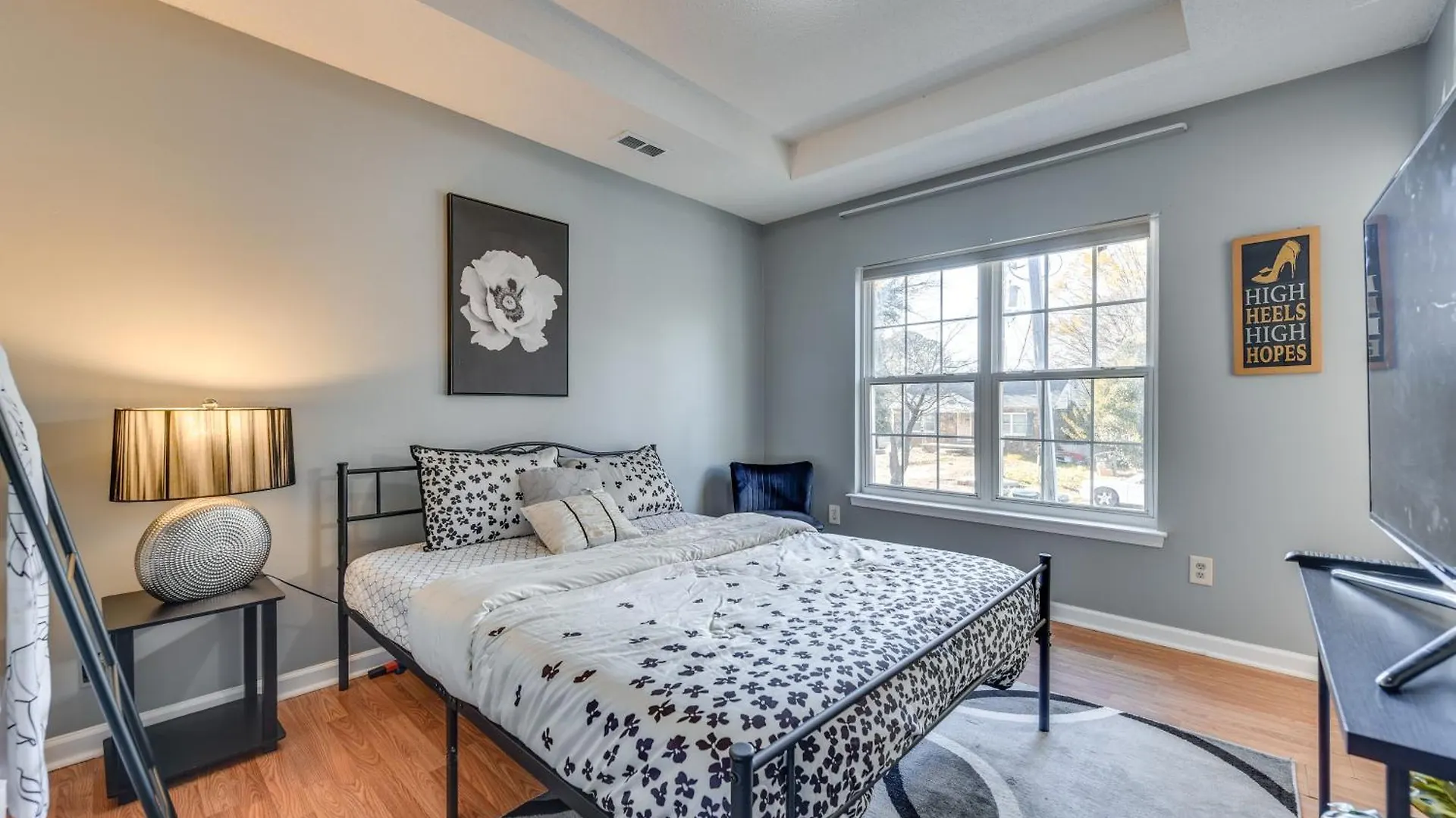 Дом отдыха Uptown Charlotte Townhome With Hot Tub