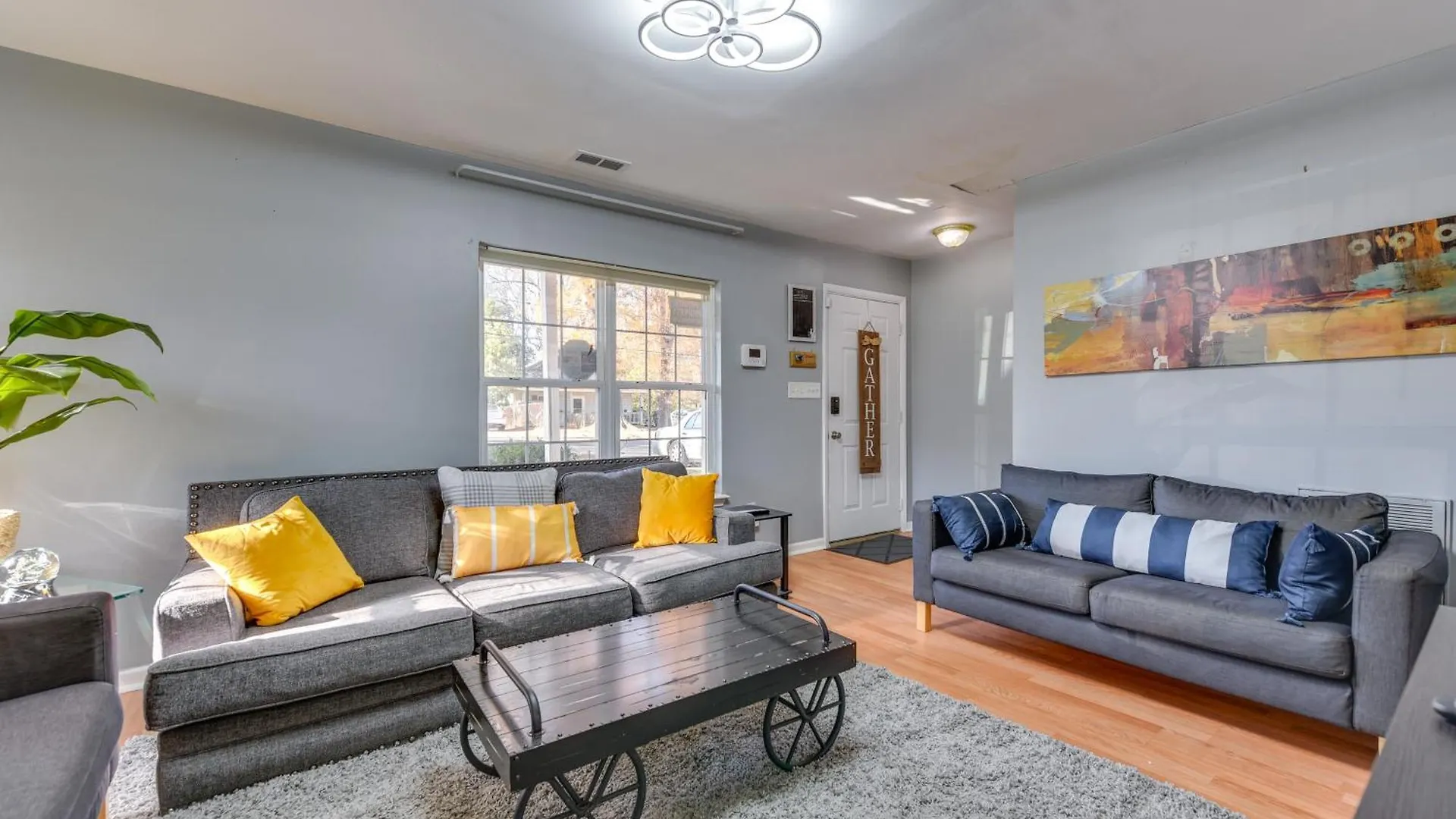 Дом отдыха Uptown Charlotte Townhome With Hot Tub
